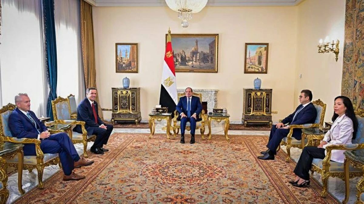 السيسي خلال استقباله مدير  الـ'سي آي أيه' بحضور اللواء حسن رشاد
