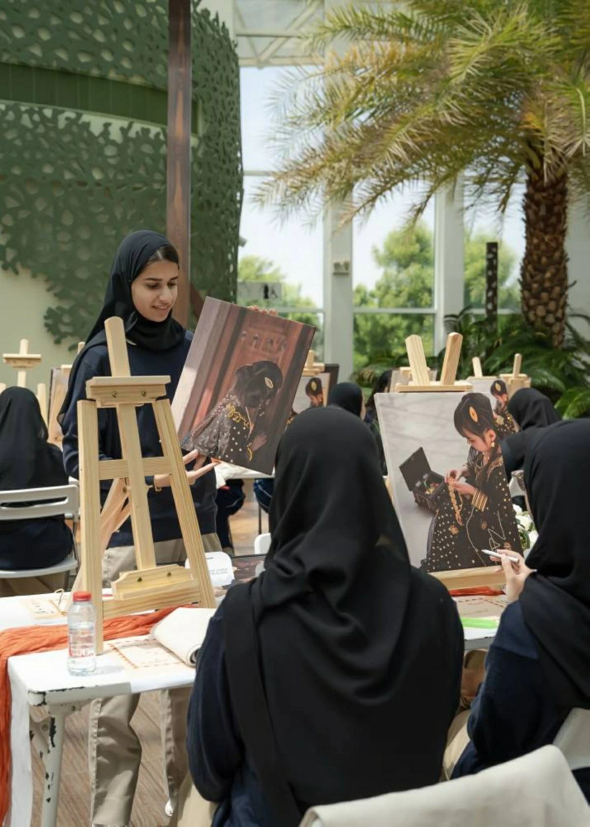 «قصة وطن» يعرّف الطالبات بإرث المرأة الإماراتية