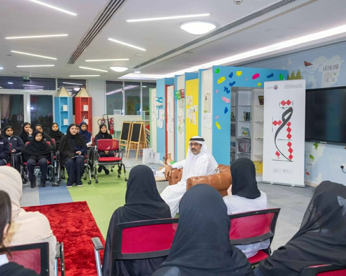 عبد الله بن دلموك يتحدث إلى طالبات المدرسة
