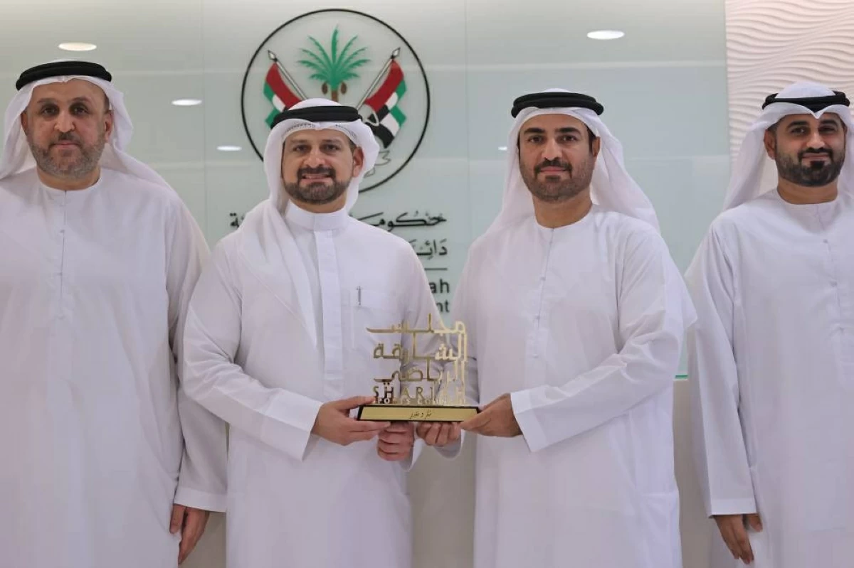 خالد بن حميد يقدم درع مجلس الشارقة الرياضي لعلي السويدي