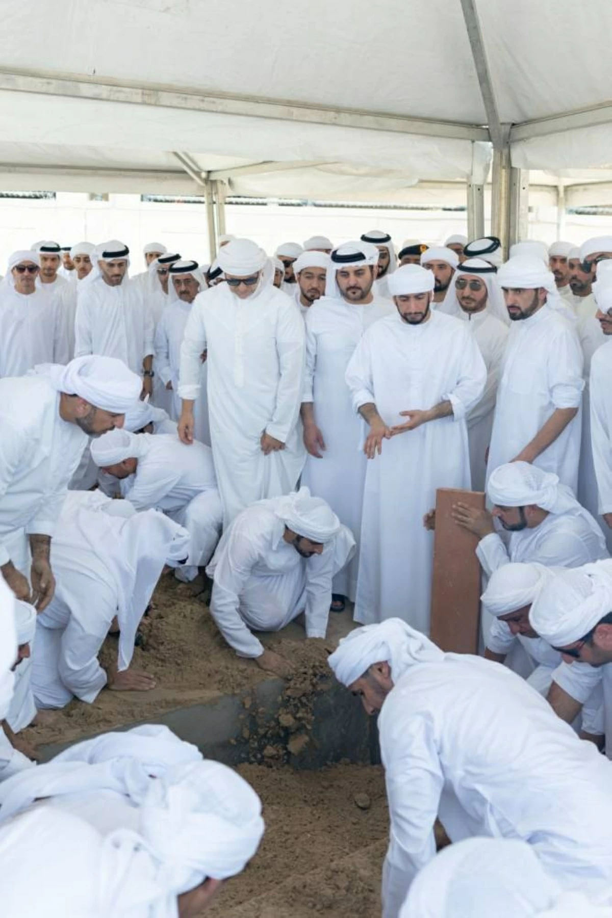 حمدان بن محمد يشيّع جثمان أحمد بن راشد إلى مثواه الأخير في مقبرة أم هرير