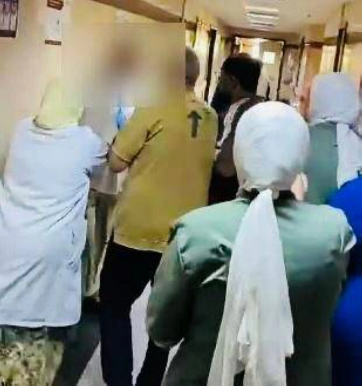 اعتداء بالضرب وإيقاف عن العمل.. ماذا حدث بين الطبيب والممرضة في معهد الكبد المصري؟