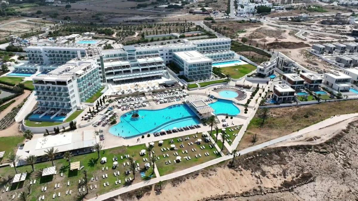 جدل في بريطانيا بعد سقوط طفل من الدور الرابع.. الأب يقر بالذنب والصحف تلوم إدارة فندق قبرصي