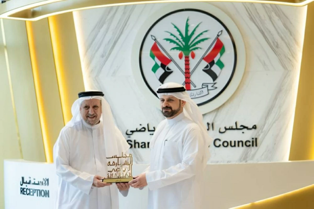 خالد بن حميد يقدم درع مجلس الشارقة هدية تذكارية