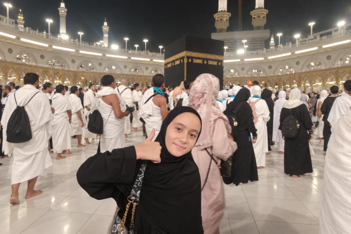 تغريد أمام الكعبة المشرفة