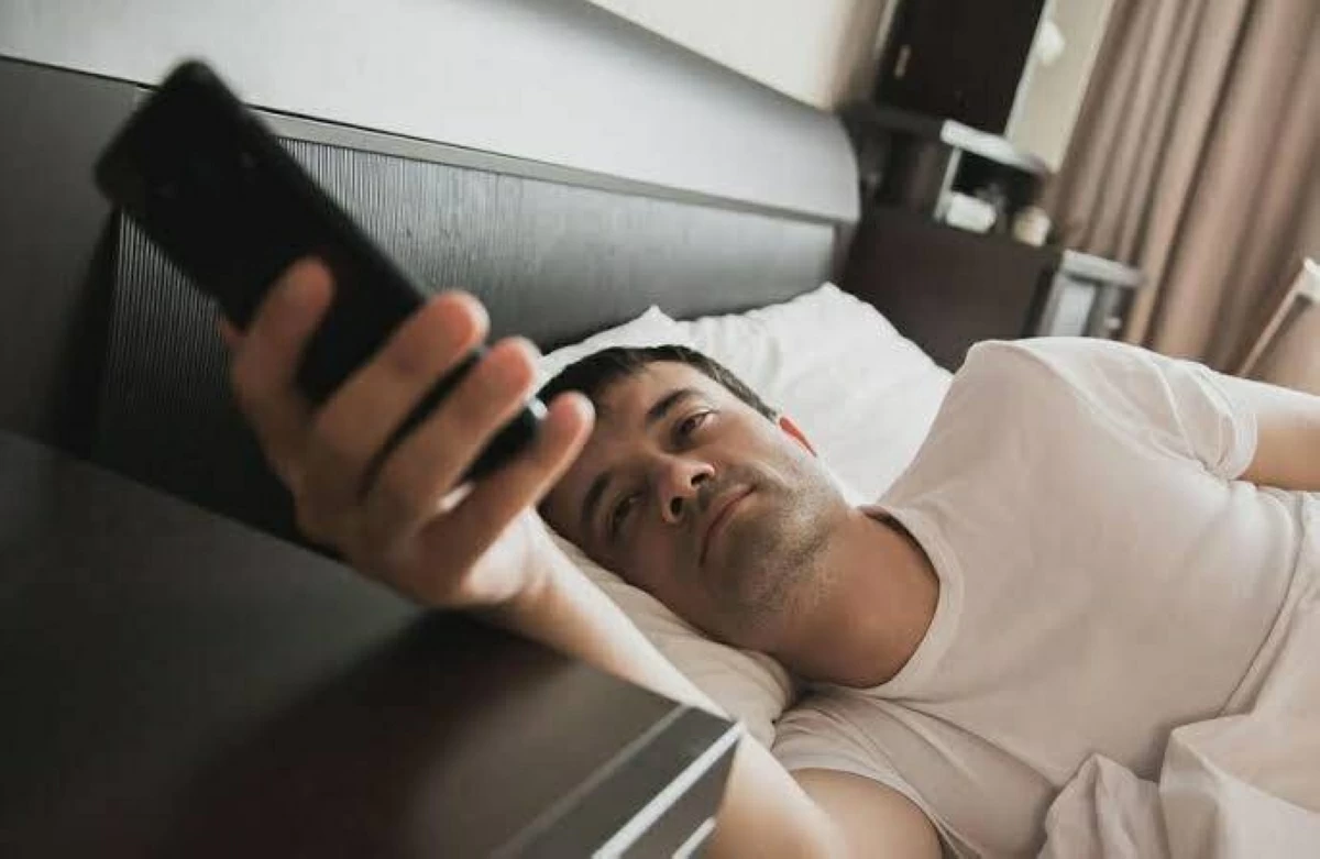 تصفح مواقع التواصل فور الاستيقاظ يضاعف خطر الاكتئاب
