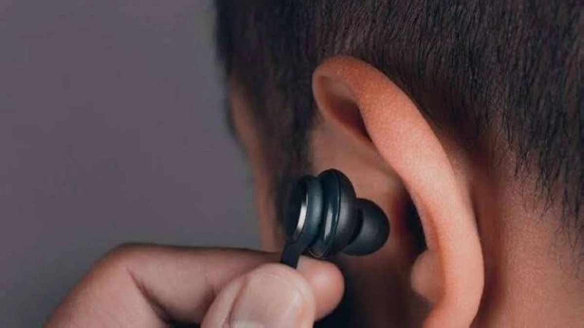 يستخدم سماعة بلوتوث للغش في اختبار القيادة