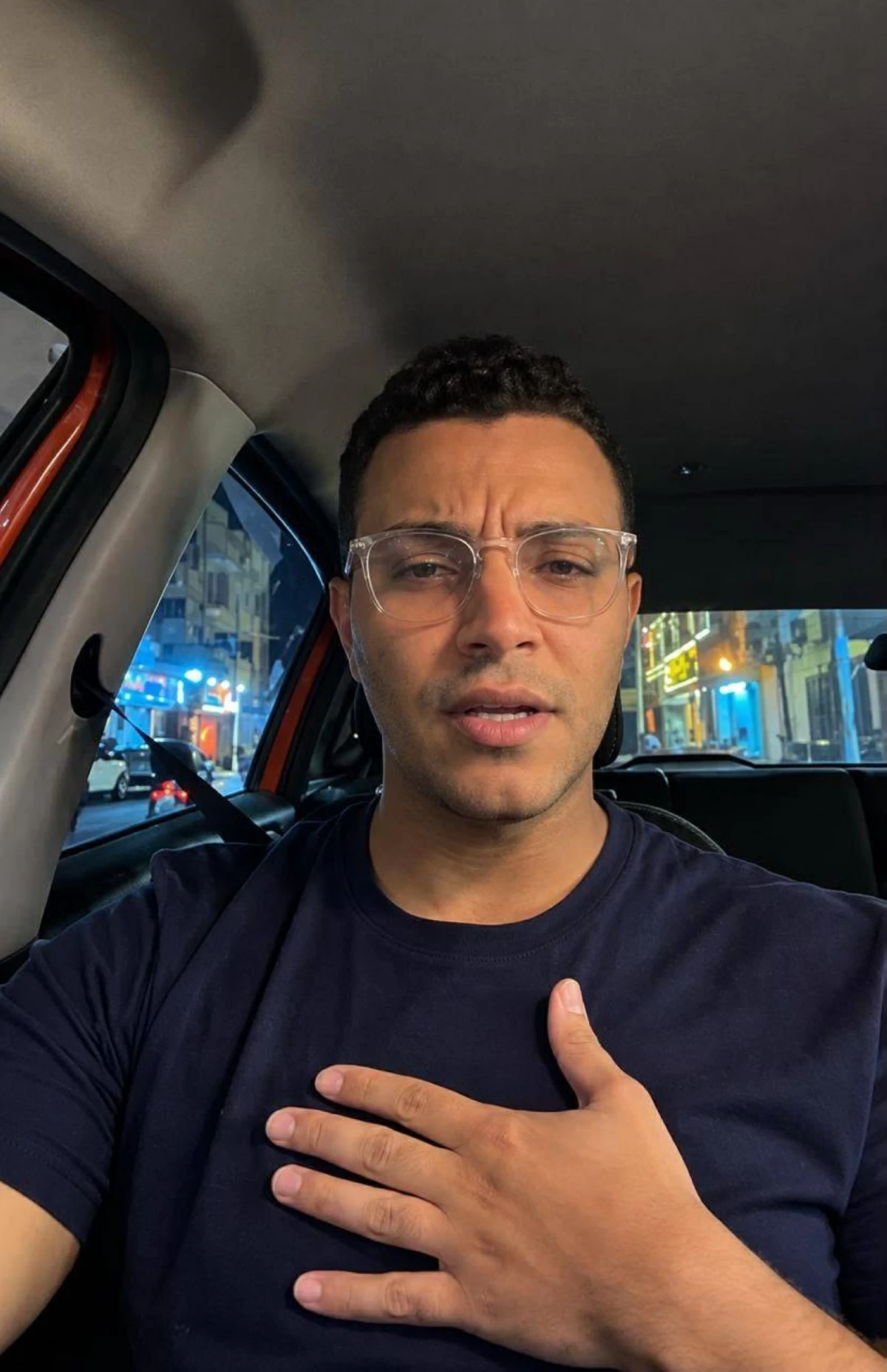 كأنه يعاني نزلة برد.. طبيب مصري يكشف حديثاً مفاجئاً مع مصاب بطلق ناري