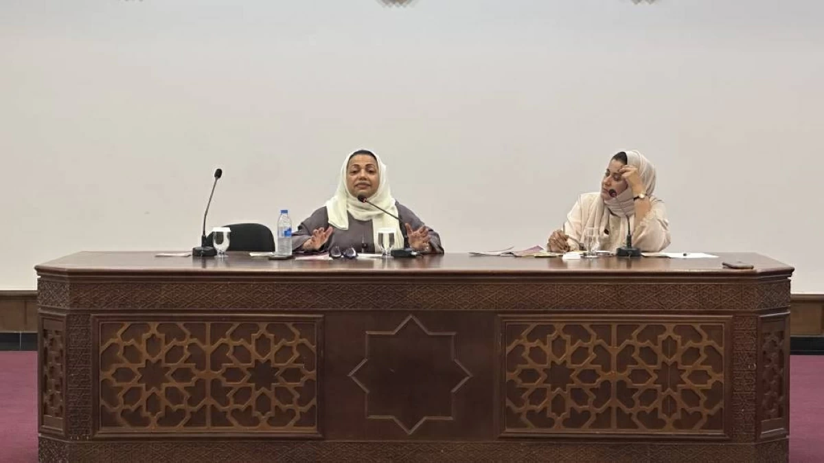 عائشة سلطان ومريم الساعدي خلال الجلسة