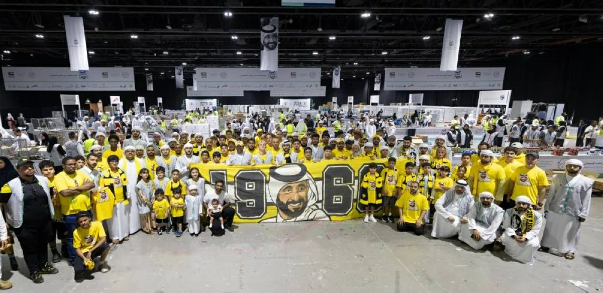أبناء الوصل يحملون صورة أحمد بن راشد ولافتة تحوي عام تأسيس النادي