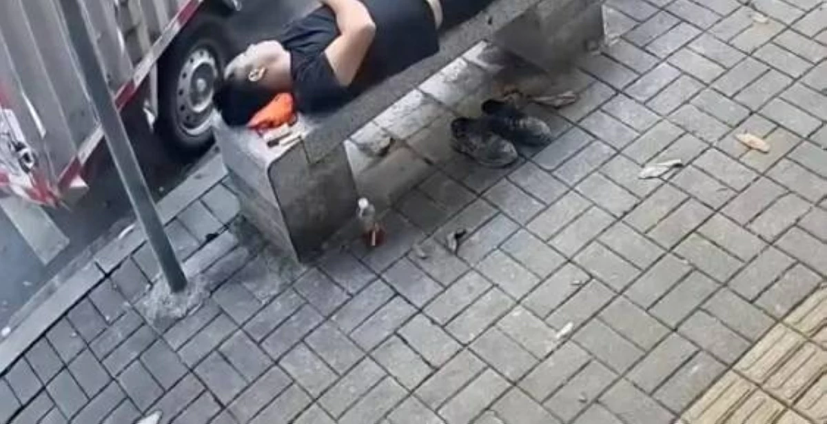 صيني ينجو من الموت بأعجوبة تحت لوحة إعلانية