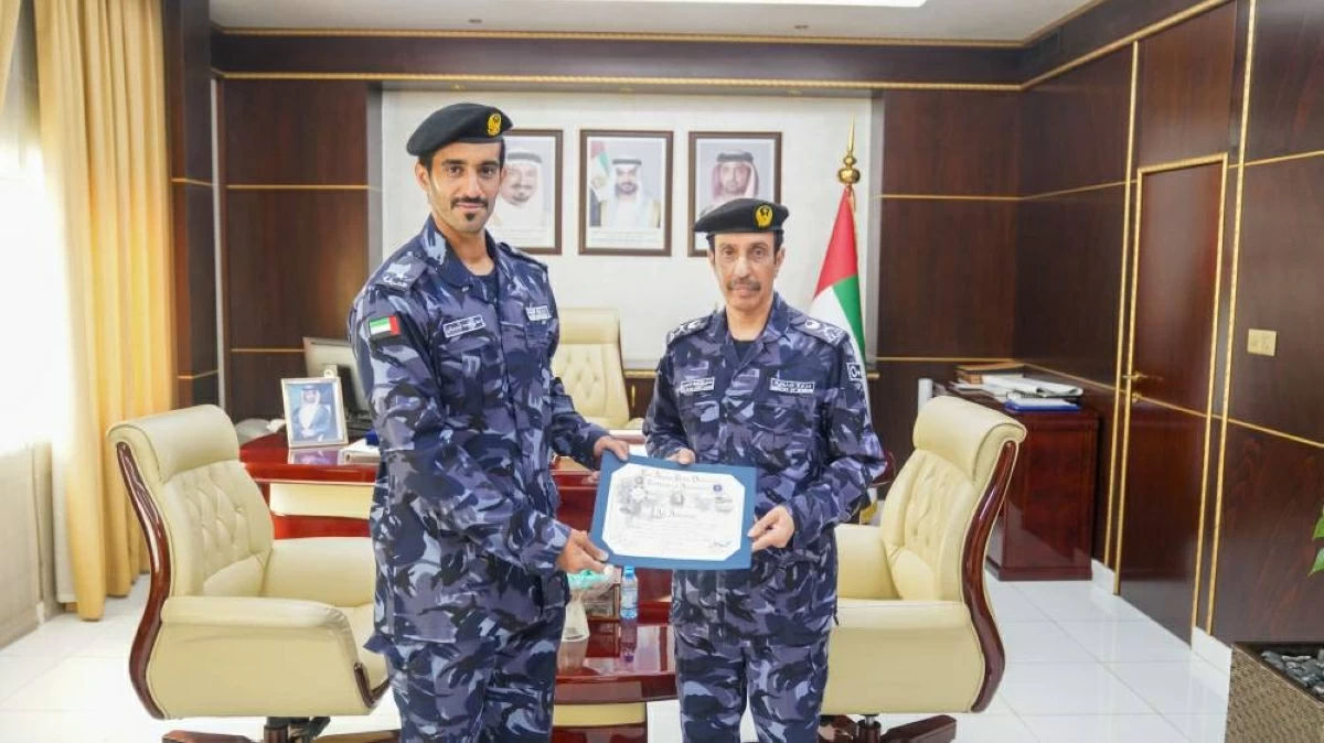 قائد شرطة عجمان يكرّم ضابطاً تخرج في أكاديمية «شرطة لوس أنجلوس»