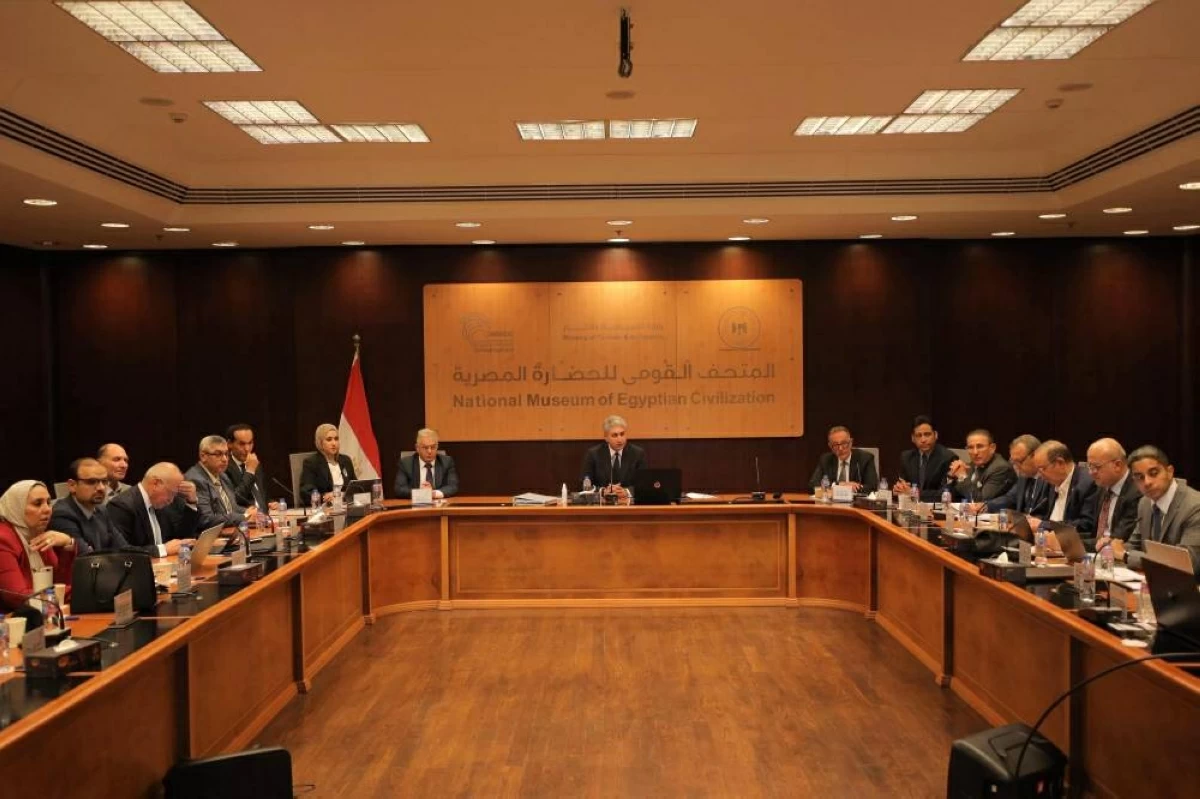 وزير السياحة المصري وهيئة المتحف خلال الاجتماع