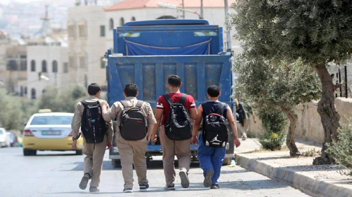 انتظره أمام المسجد.. طالب مفصول يهاجم معلمه بمنجل في الأردن