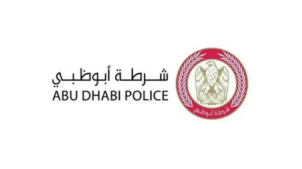 شرطة أبوظبي تتعامل مع حريق موقع لتجميع النفايات بالوثبة