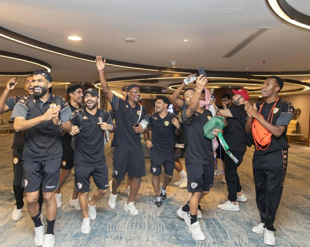 لاعبو منتخب عُمان يحتفلون بعد إجراء القرعة