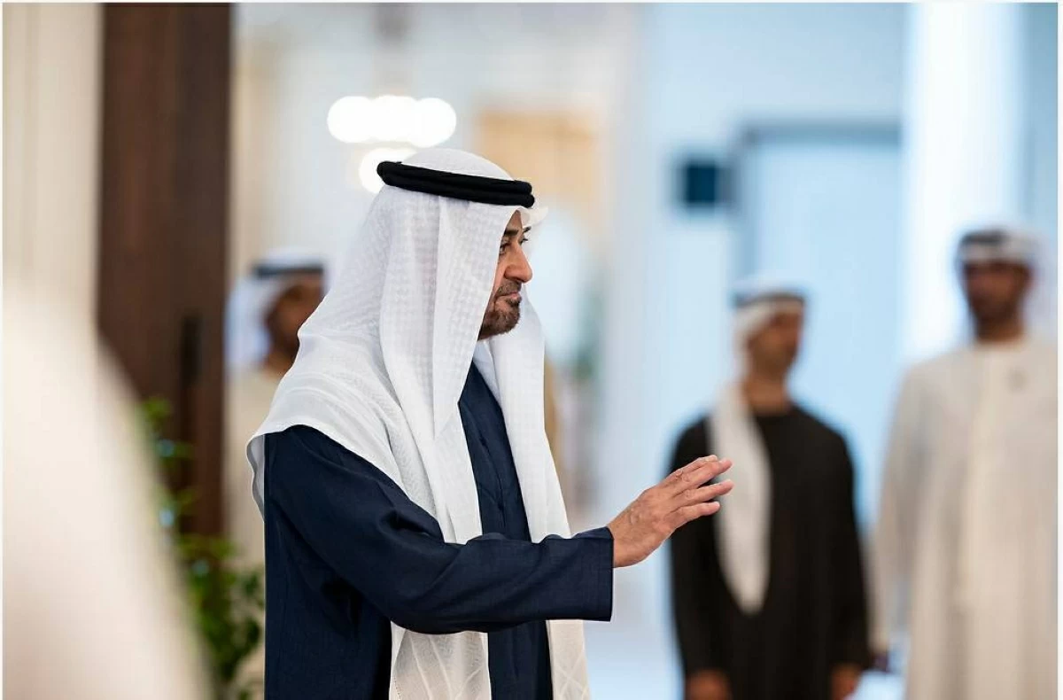 محمد بن زايد يستقبل الشيوخ والمواطنين