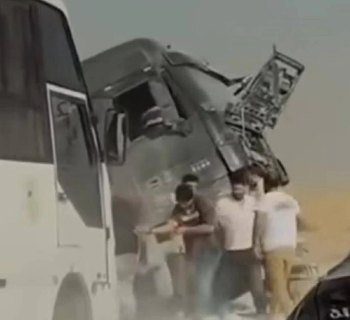 اللون الأبيض يغزو المشهد.. اللحظات الأولى بعد تصادم شاحنة وسيارة في مصر