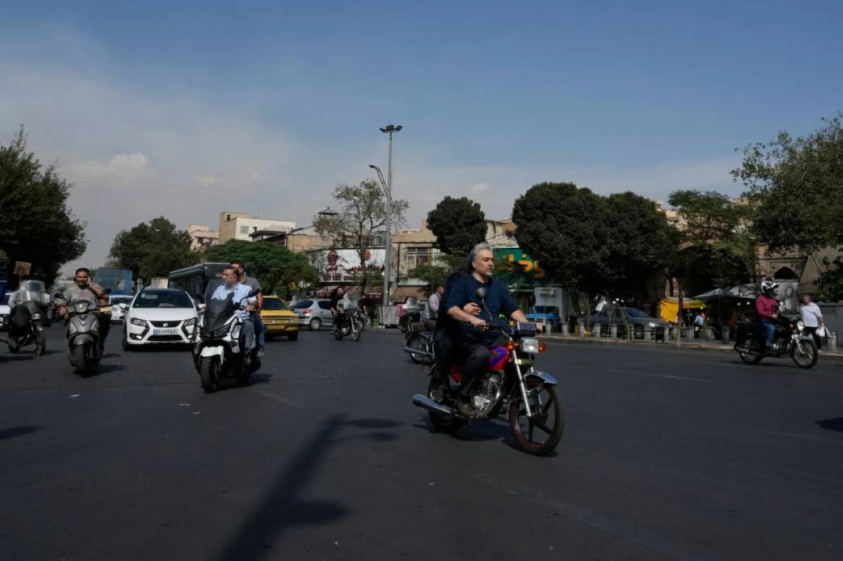 مركبات تسير في أحد شوارع جنوب طهران (أ ب)