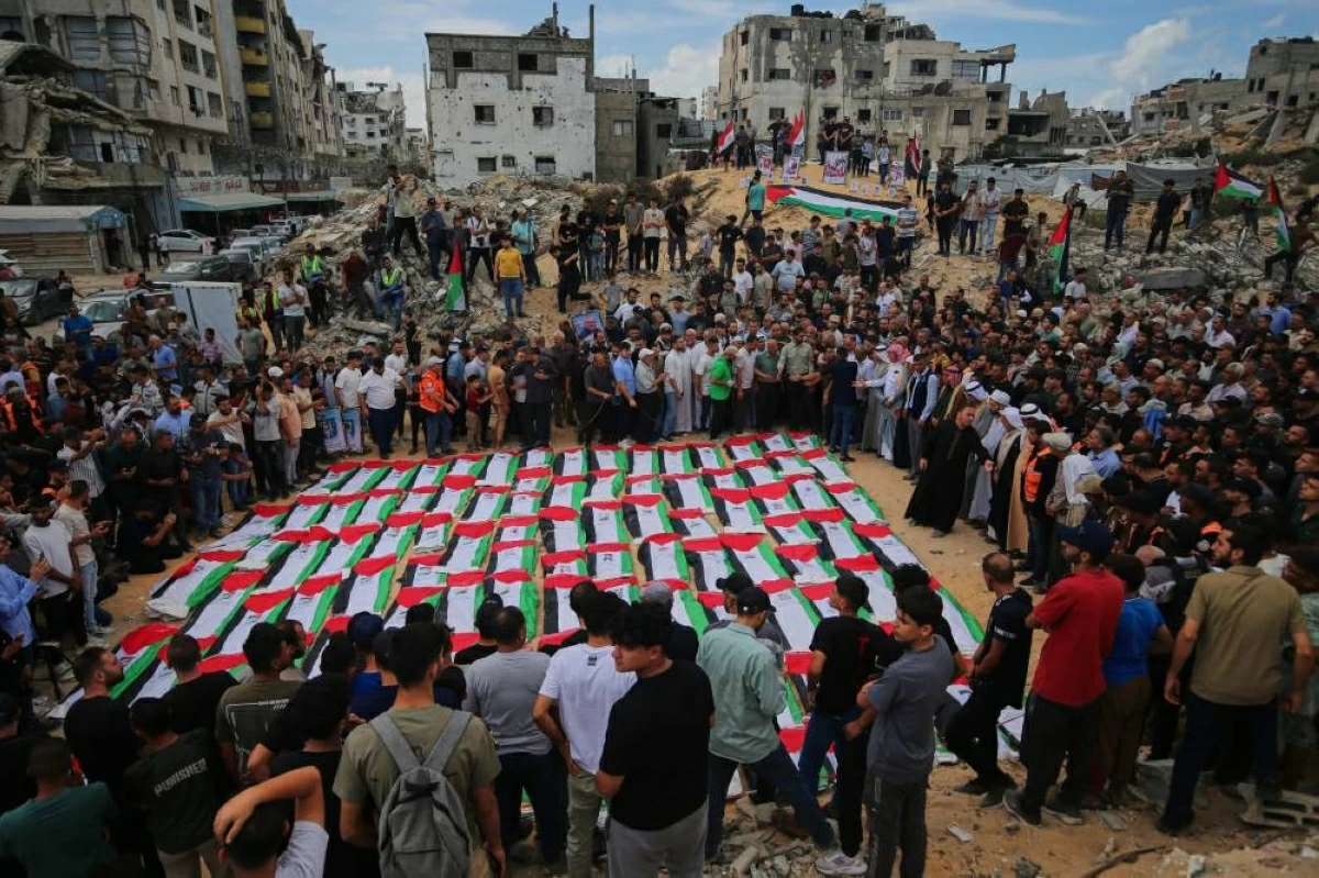 فلسطينيون يشيعون رفات عشرات الضحايا بعد انتشالهم من تحت الانقاض في غزة 
(ا ب)