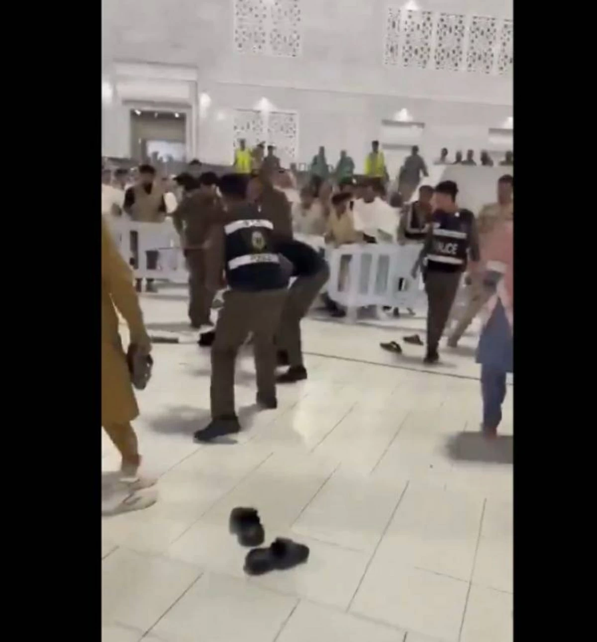 رجلاً أثار فزع المصلين في الحرم بـ«كذبة المتفجرات»