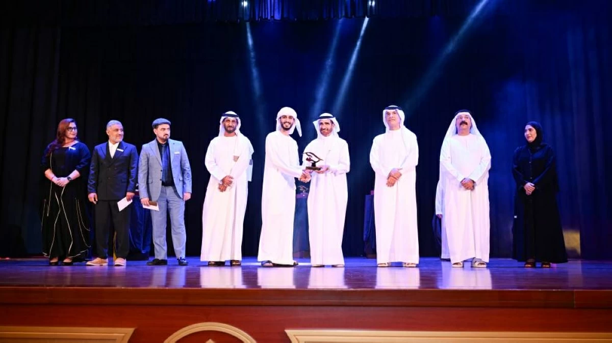 هيثم بن صقر يكرم ياسين الدليمي بجائزة أفضل ممثل بحضور عبد الله العويس وأحمد بورحيمة 