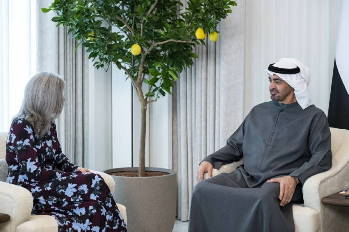محمد بن زايد والسيناتور الأمريكية جوني إيرنست يبحثان الأمن والسلام في المنطقة والعالم (فيديو)