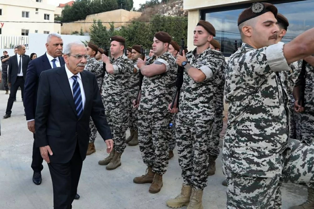 سلام يتلقى تحية الشرف لدة زيارته الى مركز الأمن العام في النبطية(أ.ب)