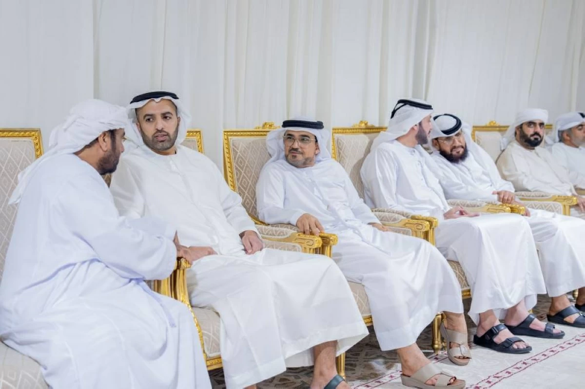 سعود بن صقر يعزي في وفاة عائشة الحبسي