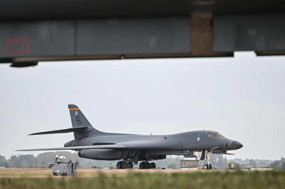قاذفة أمريكية من طراز «بي-1» في قاعدة فيرفورد الجوية