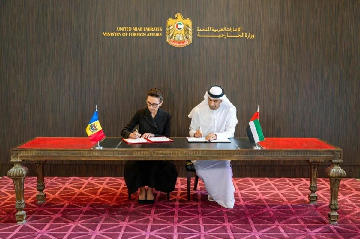 ثاني الزيودي وكورينا كالوغارو خلال توقيع الاتفاقية