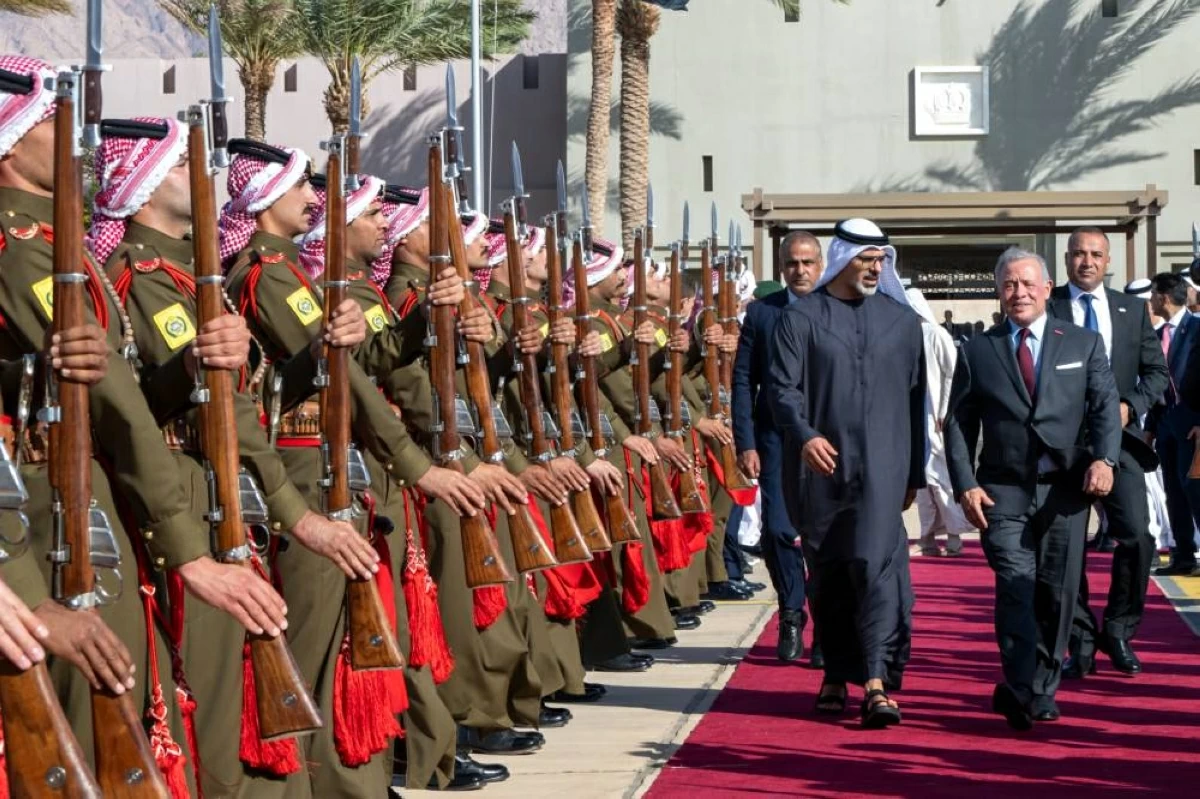 ملك الأردن في مقدمة مودّعيه.. خالد بن محمد بن زايد يغادر المملكة