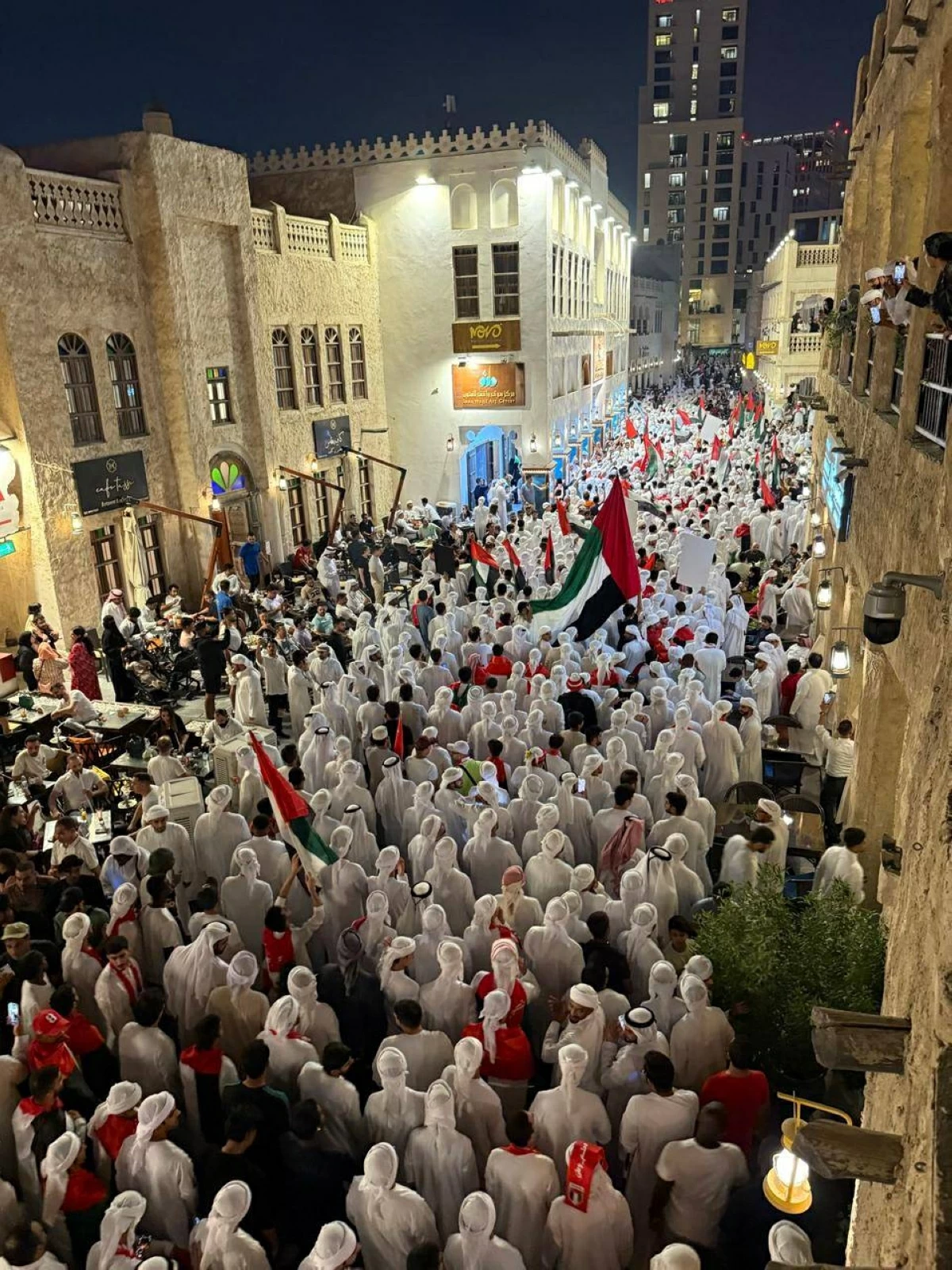 لمساندة «الأبيض».. جسر جوي من الإمارات إلى جدة