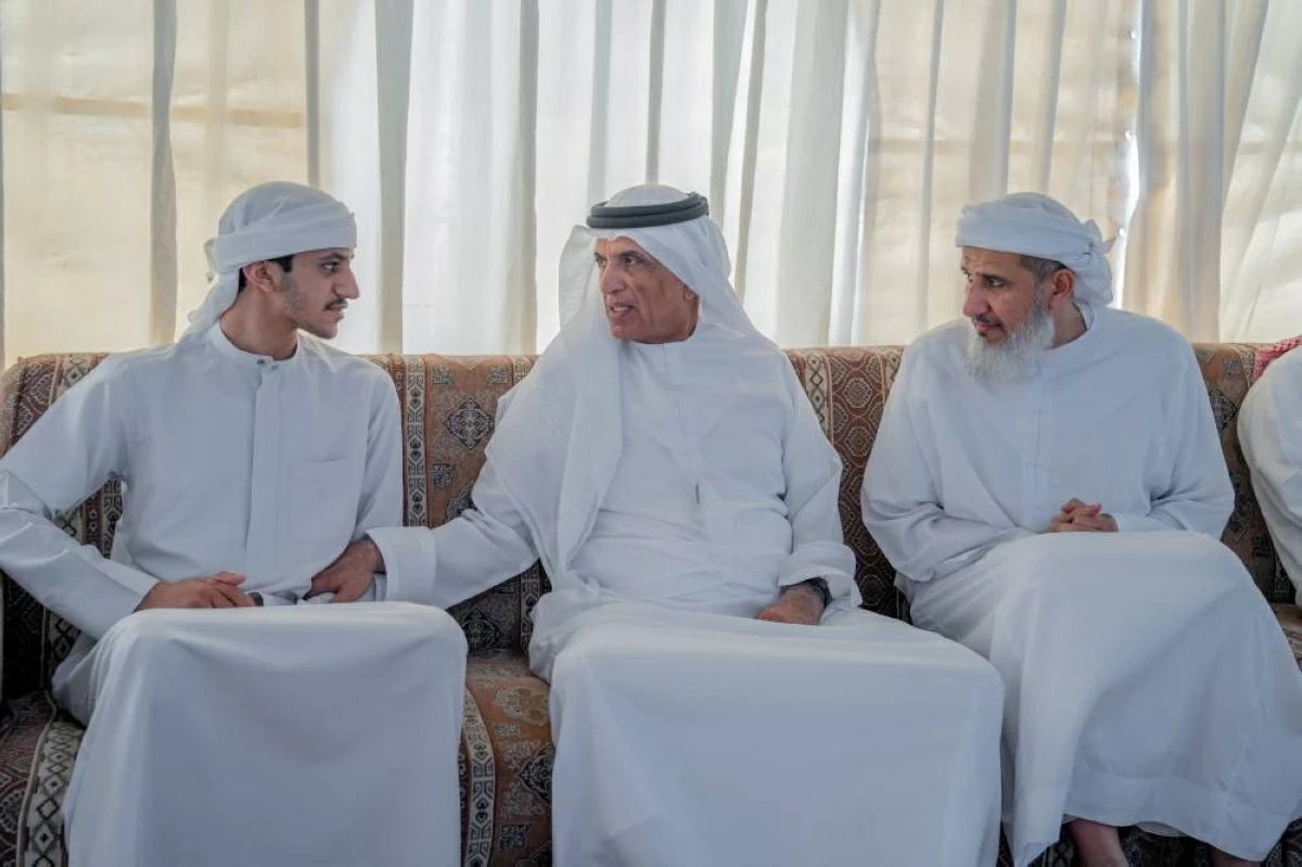 سعود بن صقر يعزي في وفاة إبراهيم حميد الطنيجي