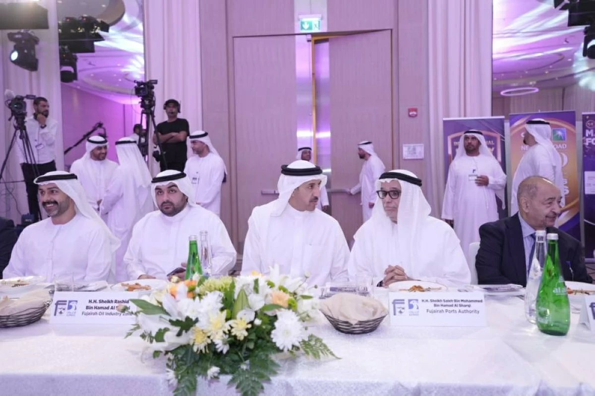 صالح الشرقي وراشد الشرقي وعبدالله آل خليفة خلال أعمال المنتدى