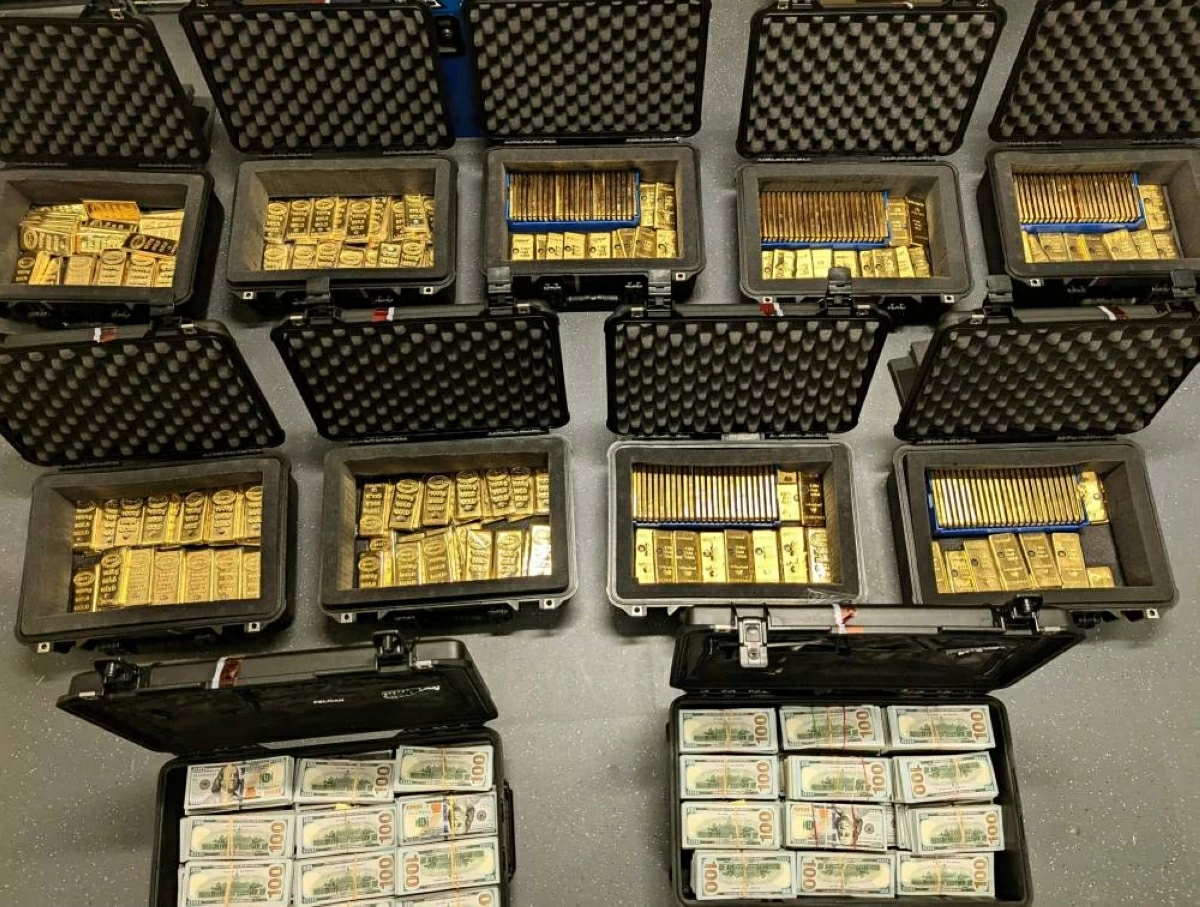صورة وزعتها وزارة العدل الأمريكية، تظهر سبائك ذهبية ونقوداً في منزل ديفيد راش