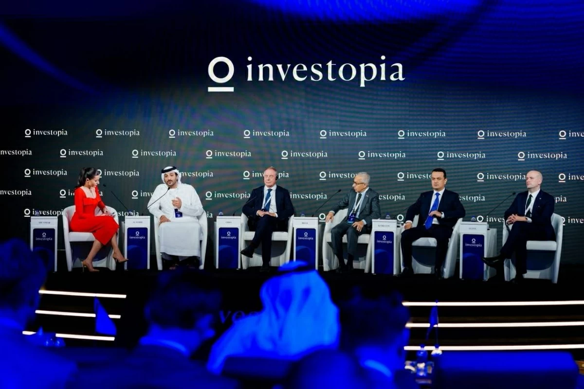 عبدالله بن طوق متحدثاً في الجلسة الافتتاحية