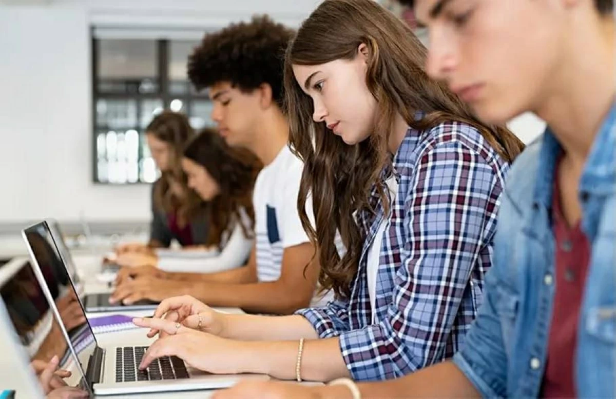 اللون البرتقالي يكشف الغش بالذكاء الاصطناعي.. كيف فضح أستاذ 60 طالباً؟
