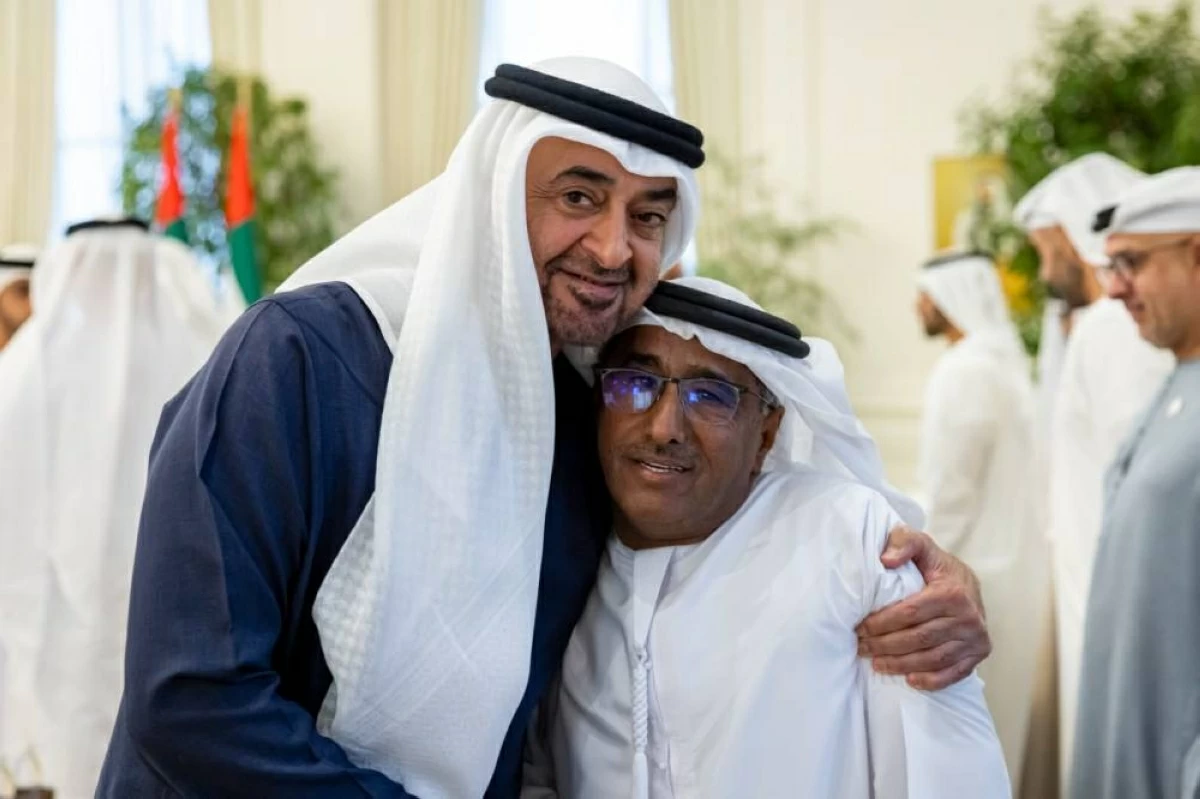 محمد بن زايد يستقبل الشيوخ والمواطنين