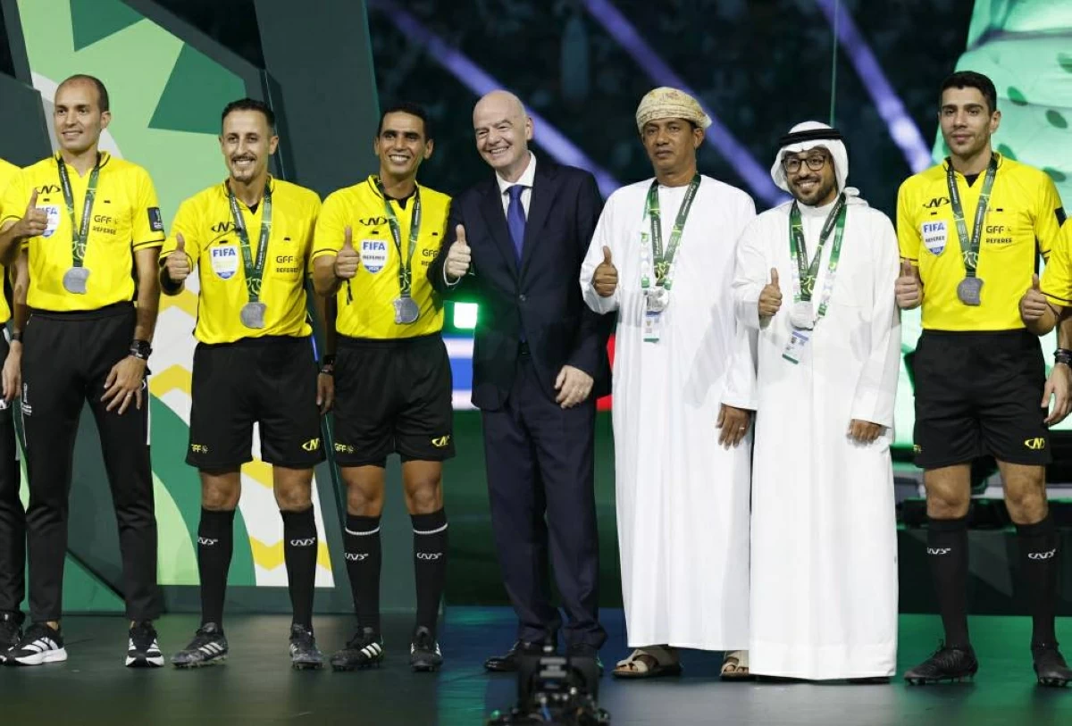 إنفانتينو في لقطة مع طاقم تحكيم نهائي كأس الخليج
