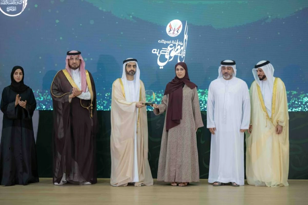 سالم عبد الرحمن يكرم إحدى الفائزات