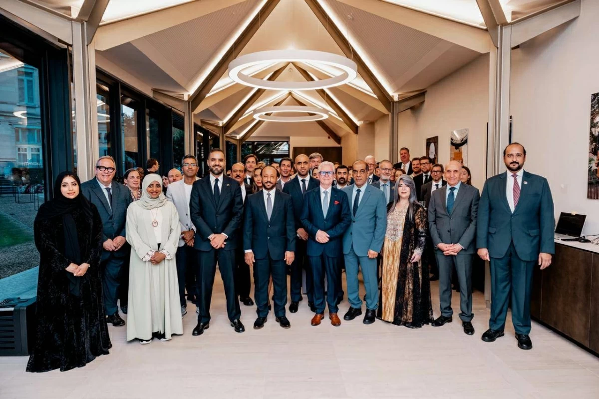 عبدالله العويس يتوسط المشاركين في بعثة الاتحاد