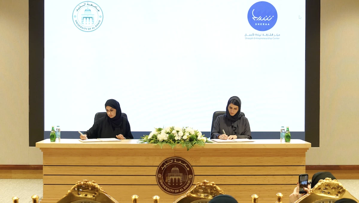 سارة بالحيف النعيمي والدكتورة عائشة بوشليبي خلال توقيع المذكرة