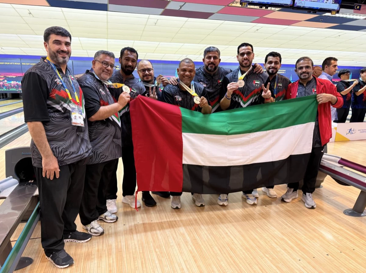 أبطال منتخب الإمارات يحتفلون بالفضية