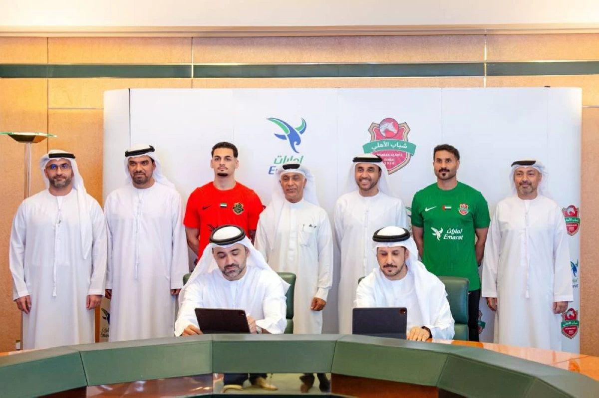 خليفة سعيد وخالد الزاهد وعبد اللطيف الصايغ وبرهان الهاشمي خلال توقيع الاتفاقية