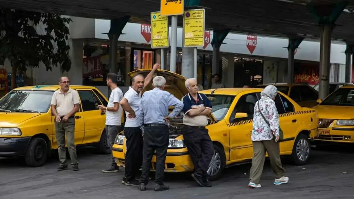 إيرانيون أمام سيارات أجرة في العاصمة طهران