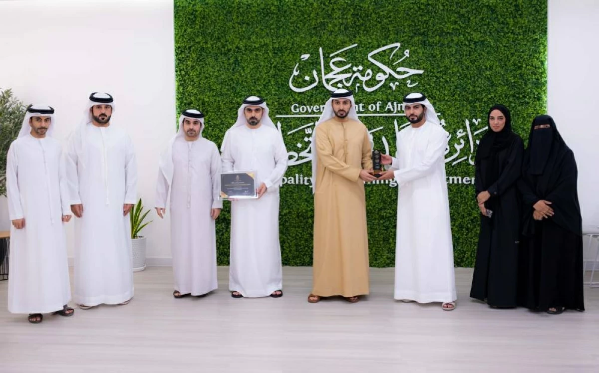 راشد بن حميد يتسلّم جائزة غلوبال غراندس 2026