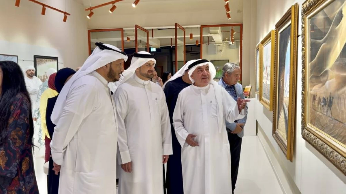 خالد بن حميد القاسمي وأحمد الأنصاري خلال جولة في المعرض