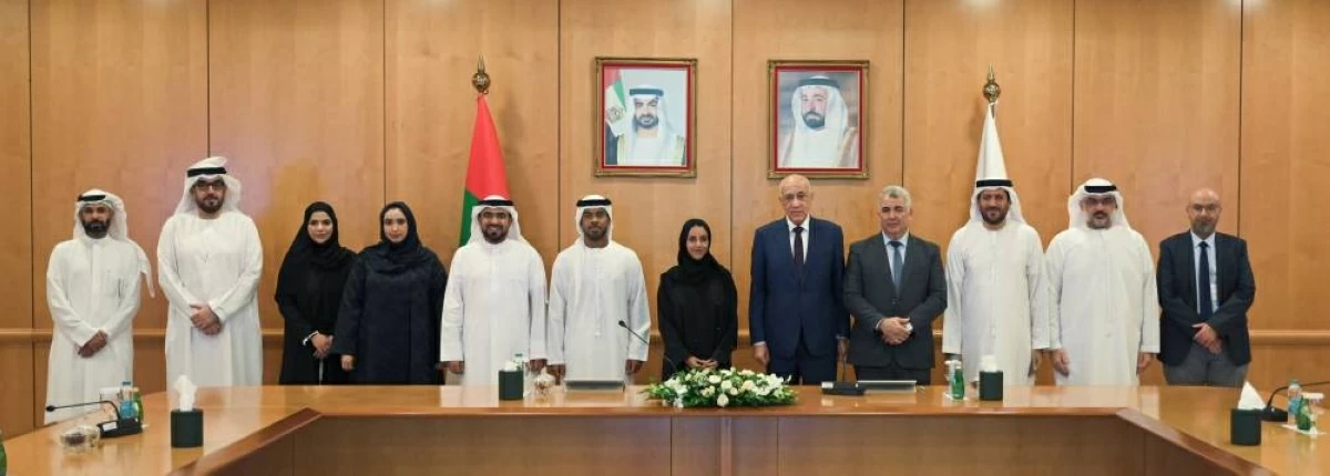 عجمي وجواهر بنت عبدالله القاسمي وممثلو الجامعة والمؤسسة خلال مراسم التوقيع