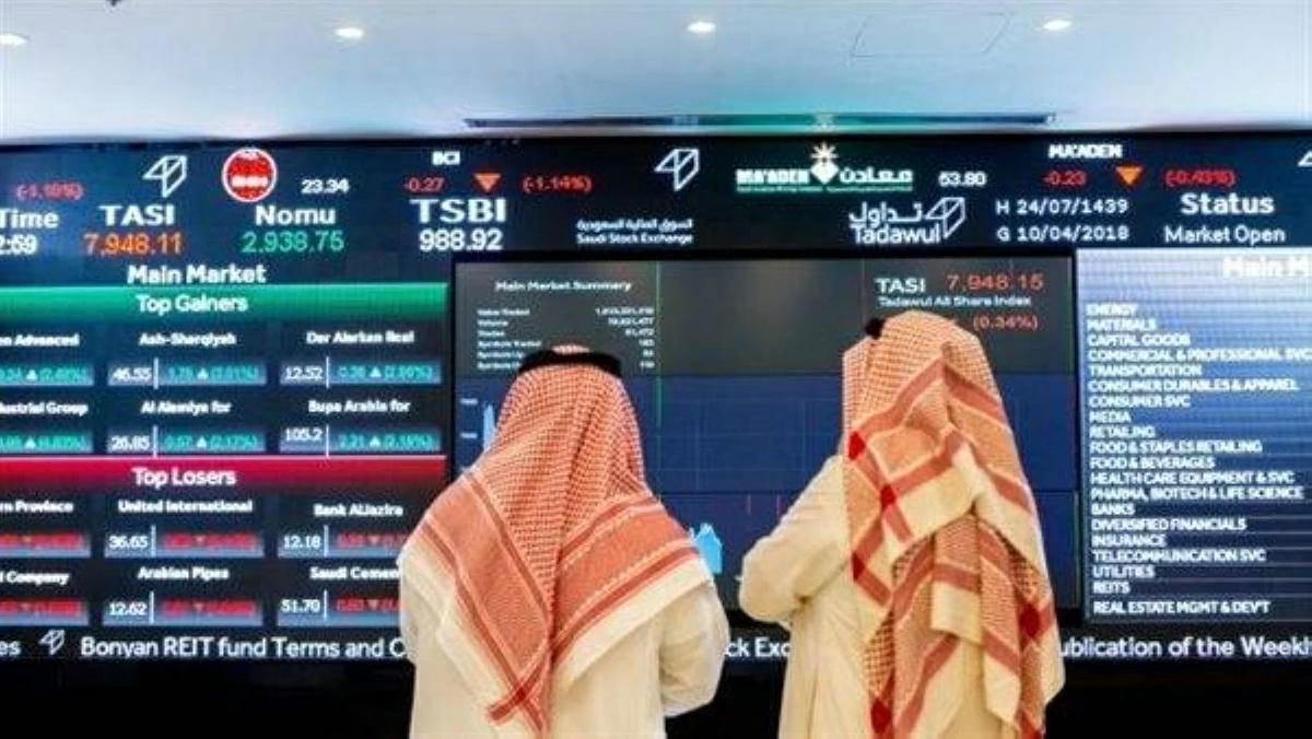 متعاملان في السوق السعودي 